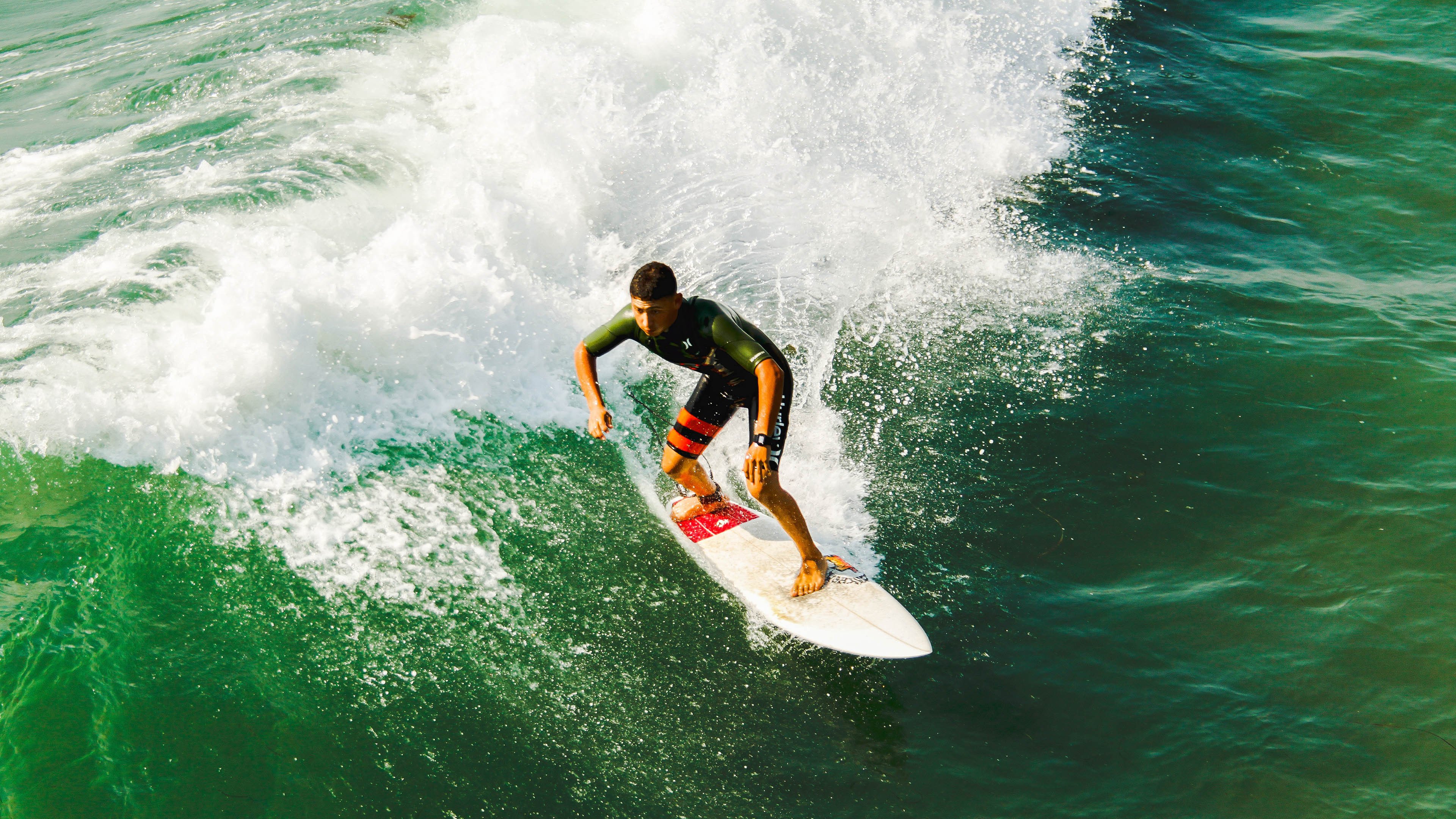 女子百米大战 美国新星跑出世界第一成绩，美国女子百米运动员